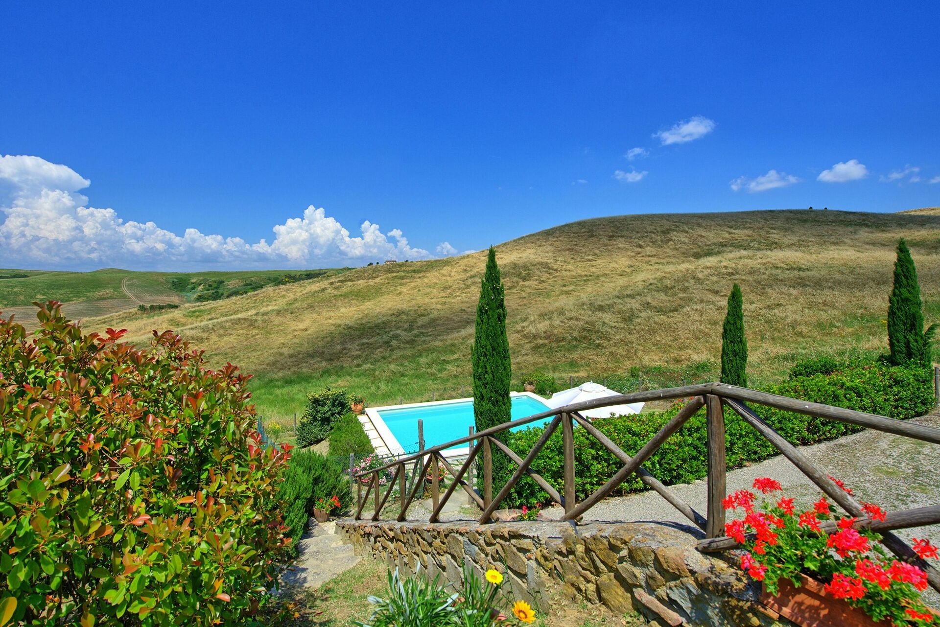 467_29ee058_Villa Castelmuzio vrijstaande villa met privé zwembad in het schitterende gebied Crete Senesi, Siena, Toscane (5)