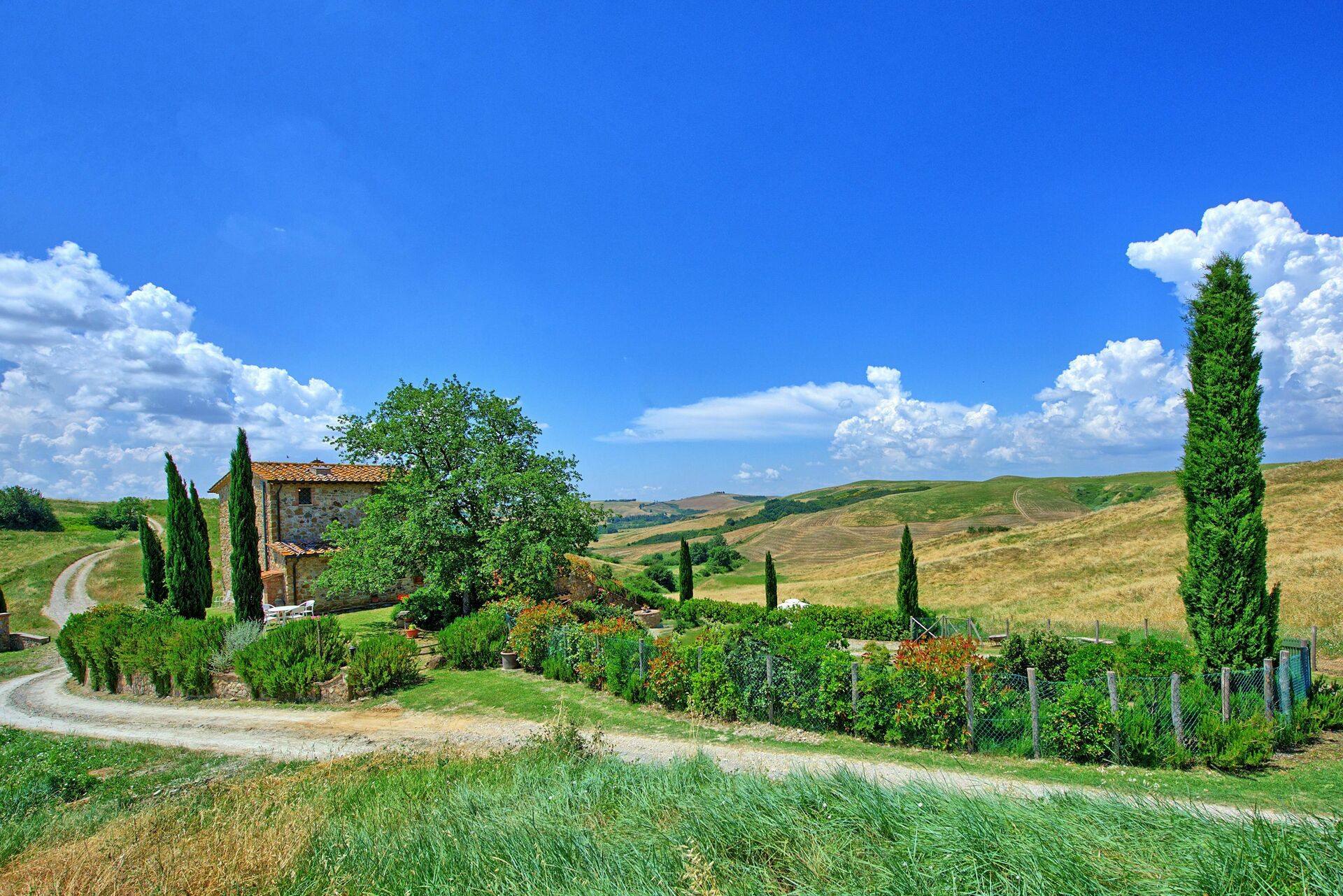 467_d73f5a0_Villa Castelmuzio vrijstaande villa met privé zwembad in het schitterende gebied Crete Senesi, Siena, Toscane (2)